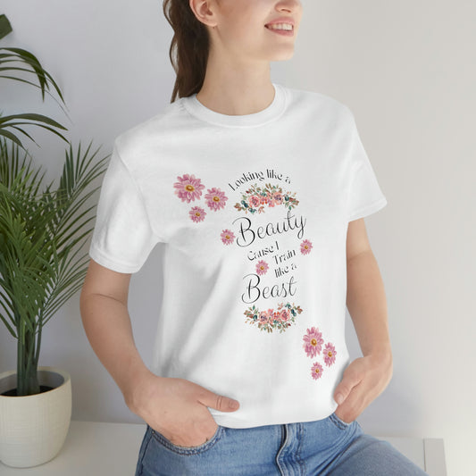 Luciendo como una belleza porque entreno como una bestia. Camiseta de manga corta de punto unisex